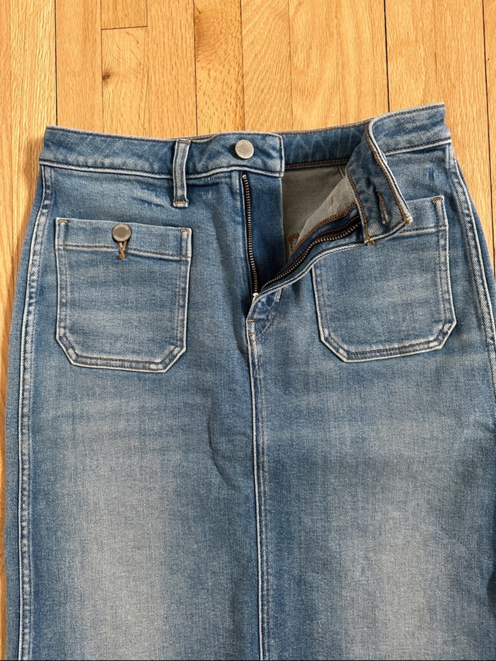 5 for $25 // Banana Republic light wash patch pocket denim midi skirt size 4 - Picture 5 of 8
